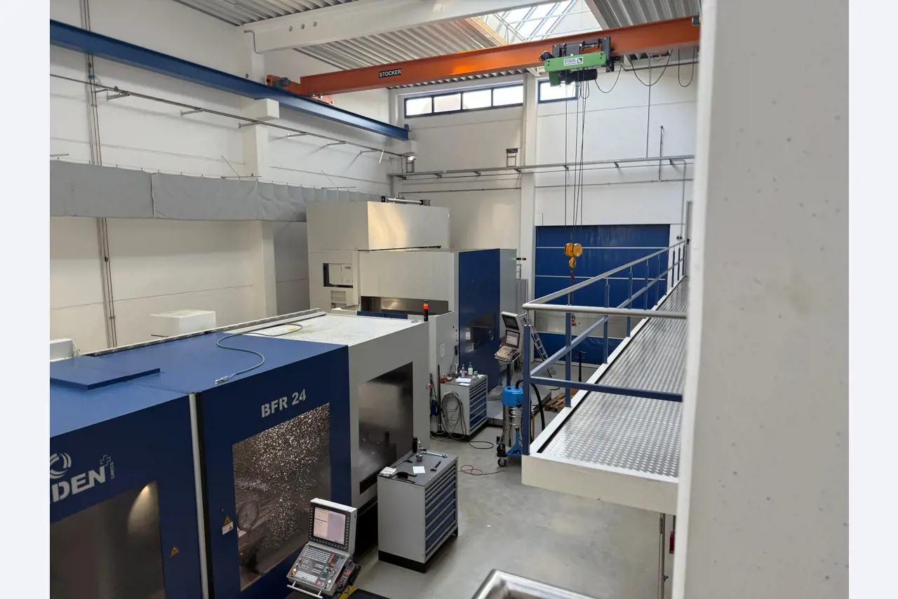 Maschinen zur Herstellung von präzisen Metallbauteilen mittels CNC-Drehen und CNC-Fräsen-23