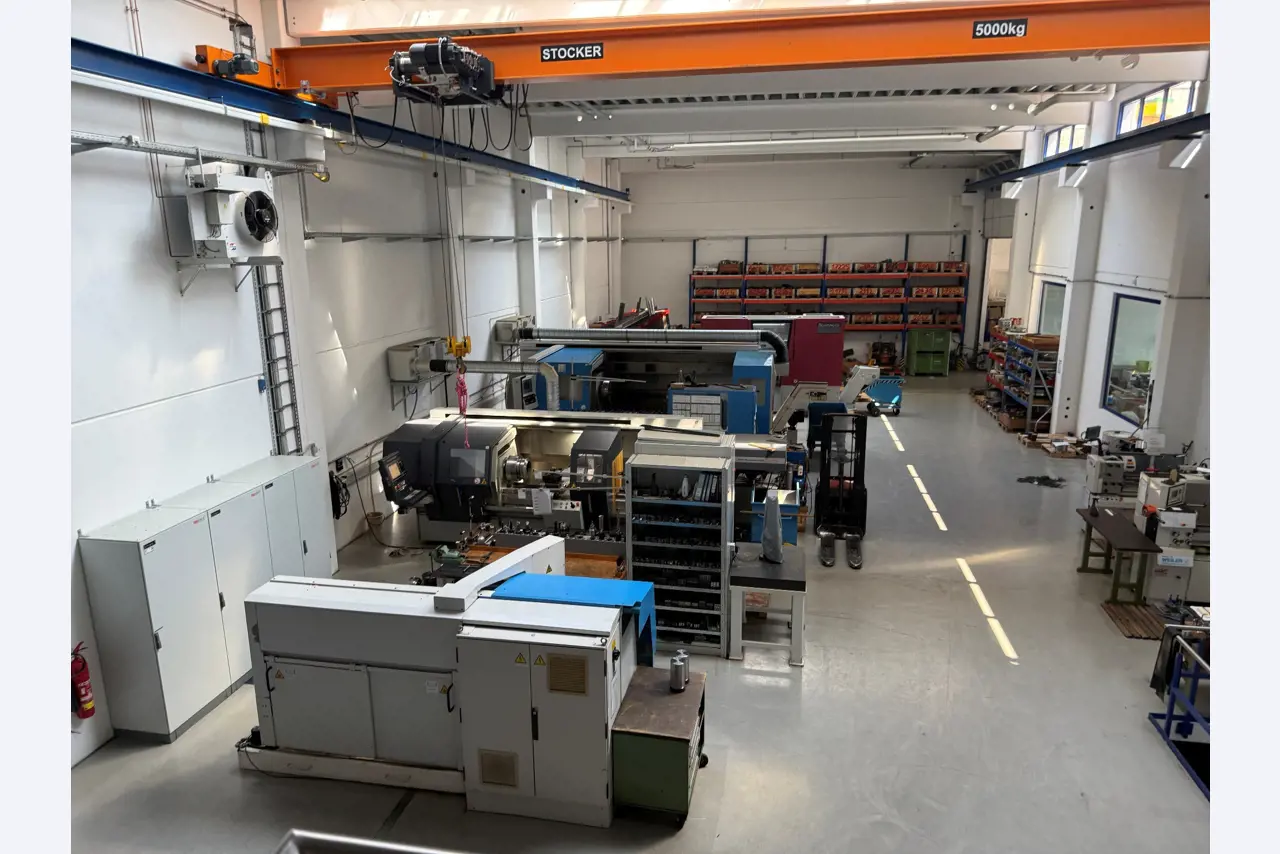 Maschinen zur Herstellung von präzisen Metallbauteilen mittels CNC-Drehen und CNC-Fräsen-24