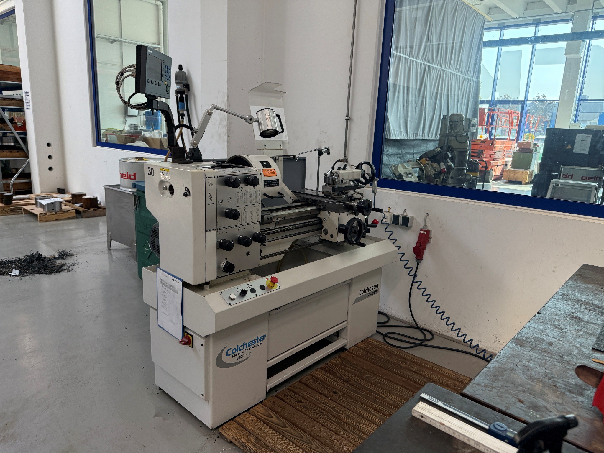 Maschinen zur Herstellung von präzisen Metallbauteilen mittels CNC-Drehen und CNC-Fräsen-4