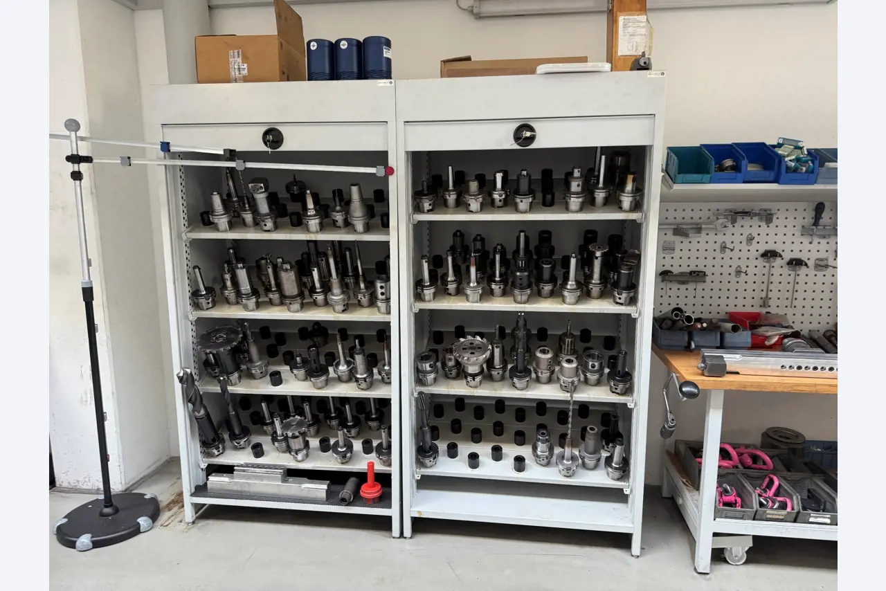 Maschinen zur Herstellung von präzisen Metallbauteilen mittels CNC-Drehen und CNC-Fräsen-10