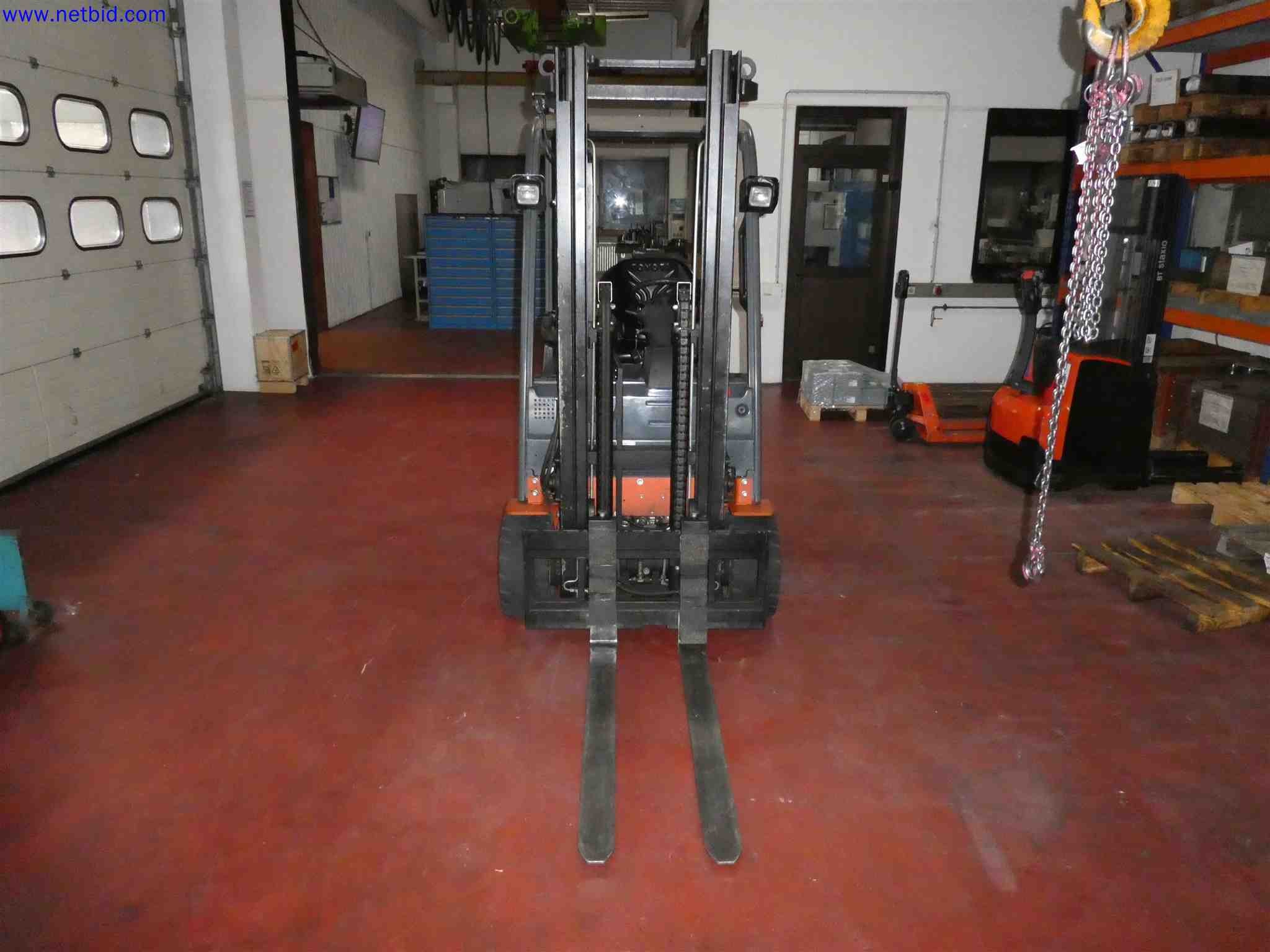 Machines for the production of precise metal components using CNC turning and CNC milling-3