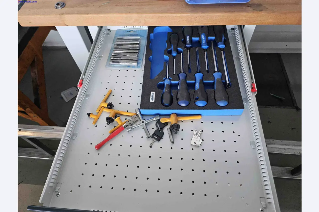 Machines for the production of precise metal components using CNC turning and CNC milling-3