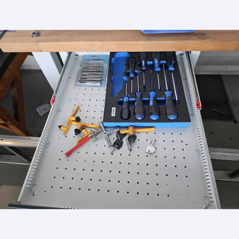 Machines for the production of precise metal components using CNC turning and CNC milling-3