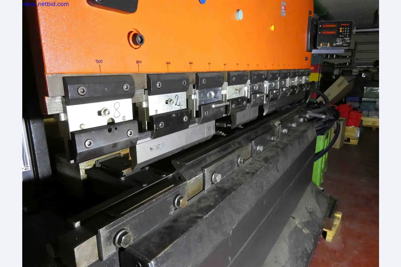 Machines for the production of precise metal components using CNC turning and CNC milling-3