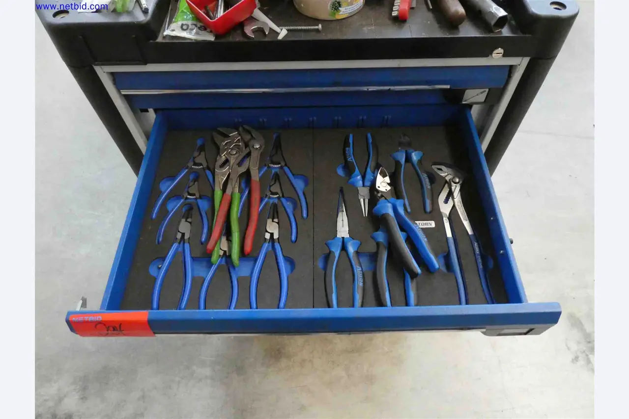 Machines for the production of precise metal components using CNC turning and CNC milling-3