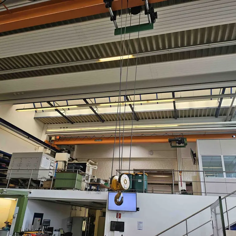 3 Single girder overhead cranes Stocker