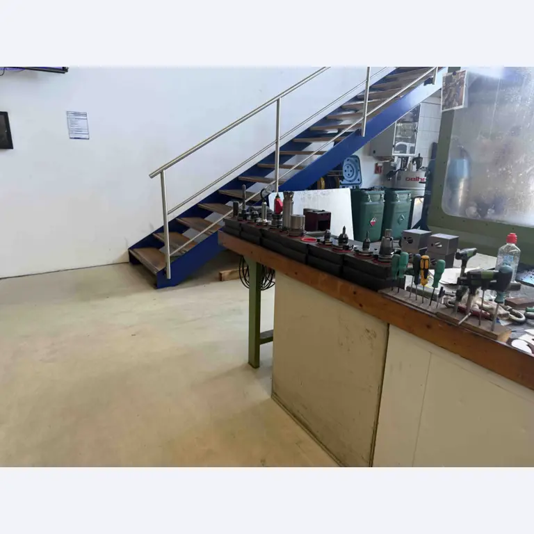 Máquinas para a produção de componentes metálicos de precisão por torneamento e fresagem CNC-4