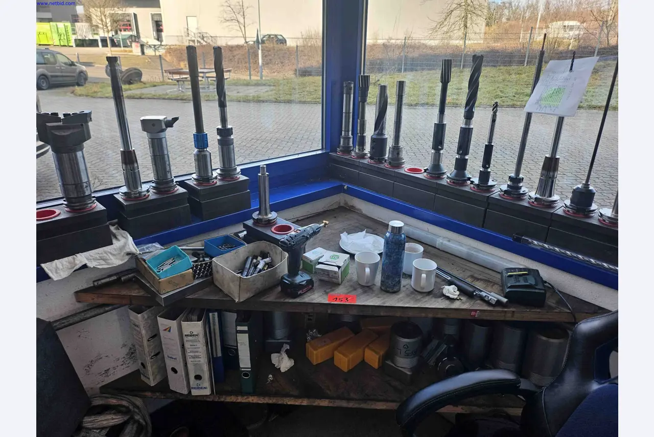 Máquinas para a produção de componentes metálicos de precisão por torneamento e fresagem CNC-10