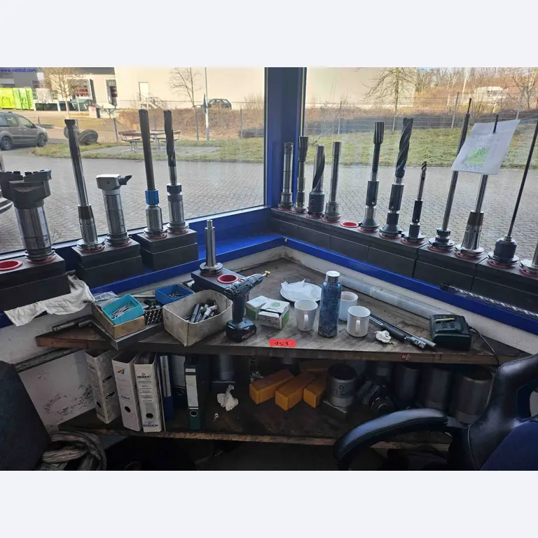 Máquinas para a produção de componentes metálicos de precisão por torneamento e fresagem CNC-10