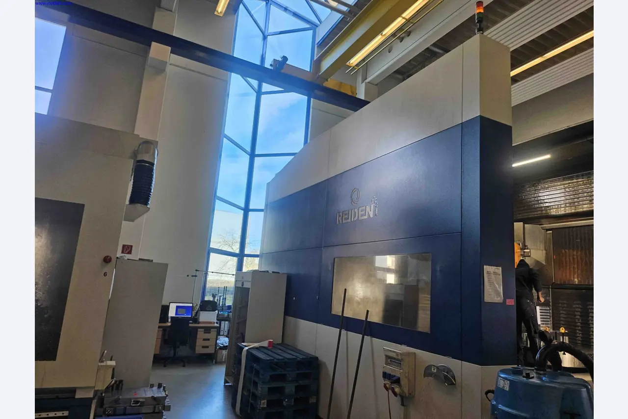 Máquinas para a produção de componentes metálicos de precisão por torneamento e fresagem CNC-4