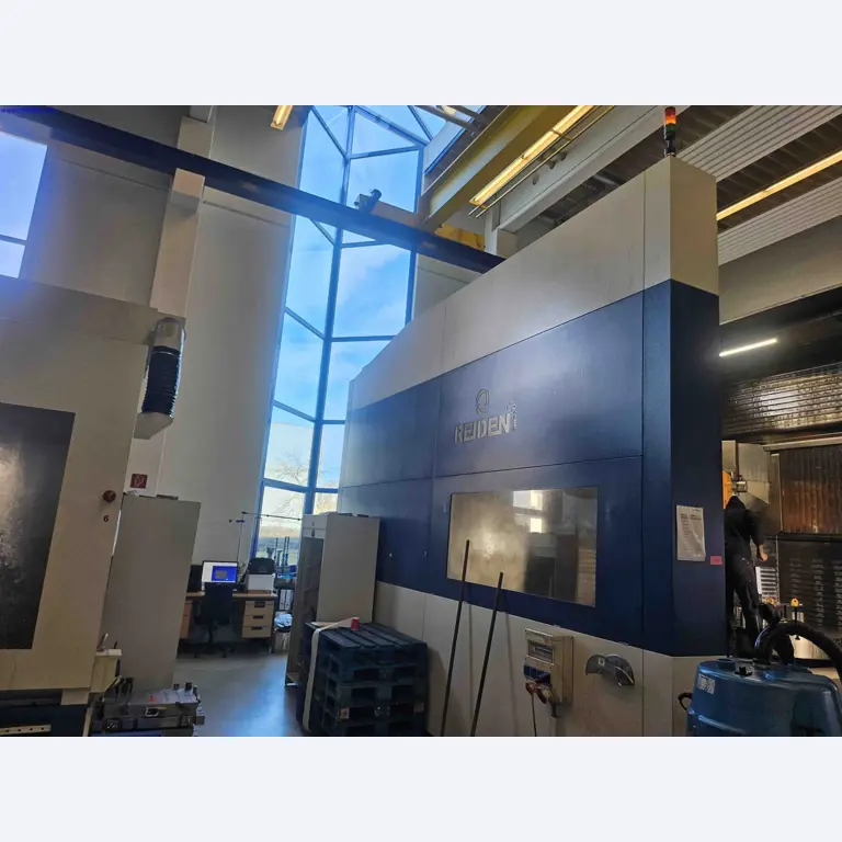 Máquinas para a produção de componentes metálicos de precisão por torneamento e fresagem CNC-4