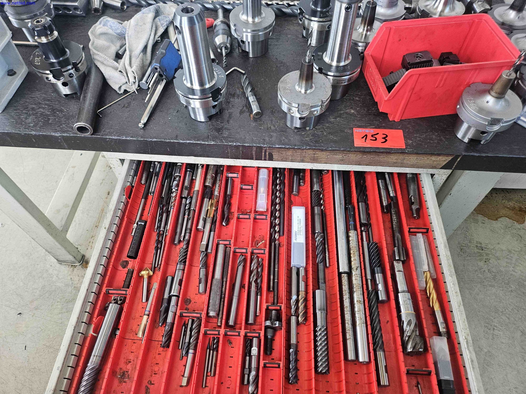 Maschinen zur Herstellung von präzisen Metallbauteilen mittels CNC-Drehen und CNC-Fräsen-9