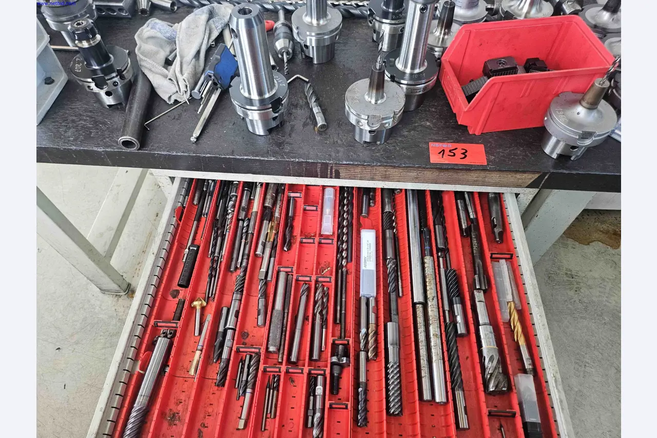 Máquinas para a produção de componentes metálicos de precisão por torneamento e fresagem CNC-9