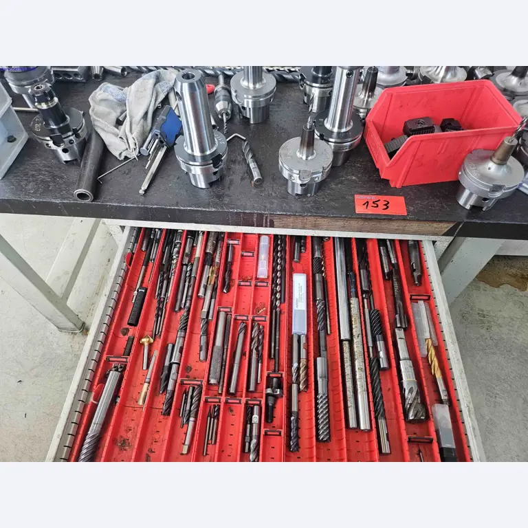 Máquinas para a produção de componentes metálicos de precisão por torneamento e fresagem CNC-9