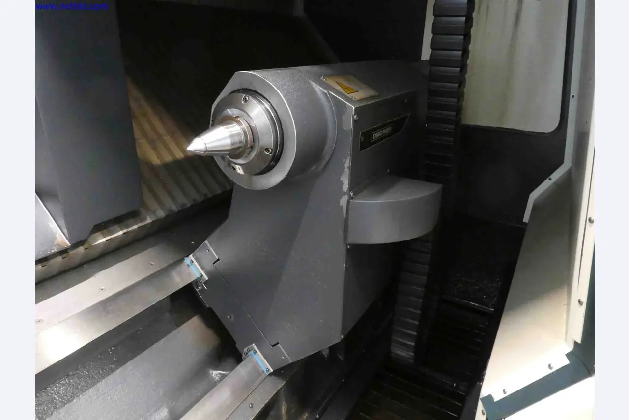 Maschinen zur Herstellung von präzisen Metallbauteilen mittels CNC-Drehen und CNC-Fräsen-8