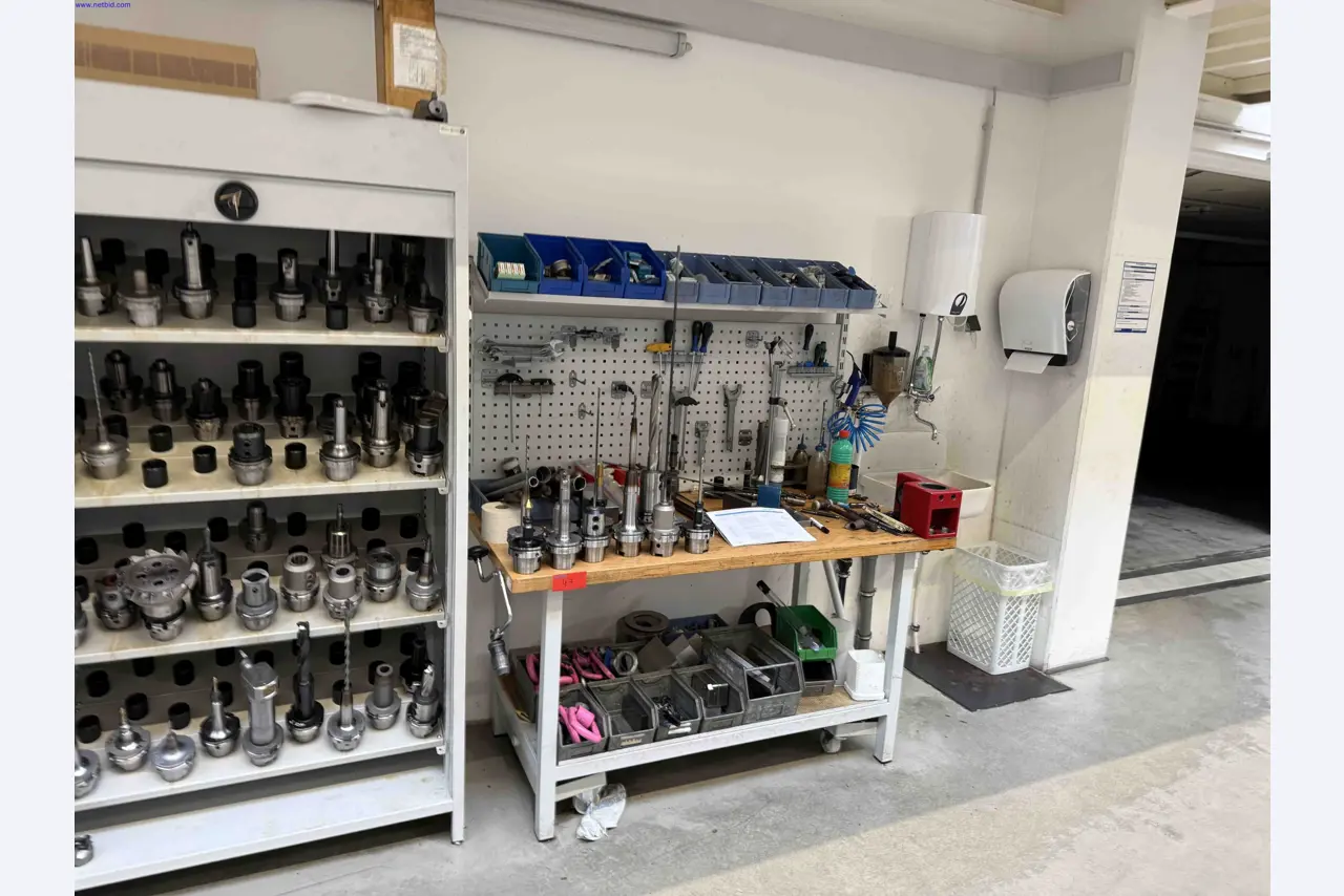 Maschinen zur Herstellung von präzisen Metallbauteilen mittels CNC-Drehen und CNC-Fräsen-13