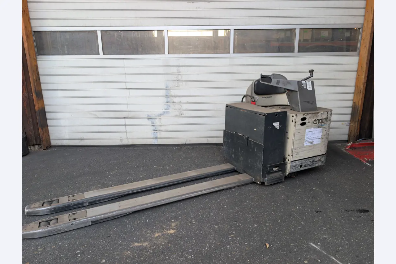 Različni visoki in nizki dvižni vozički na zalogi-1