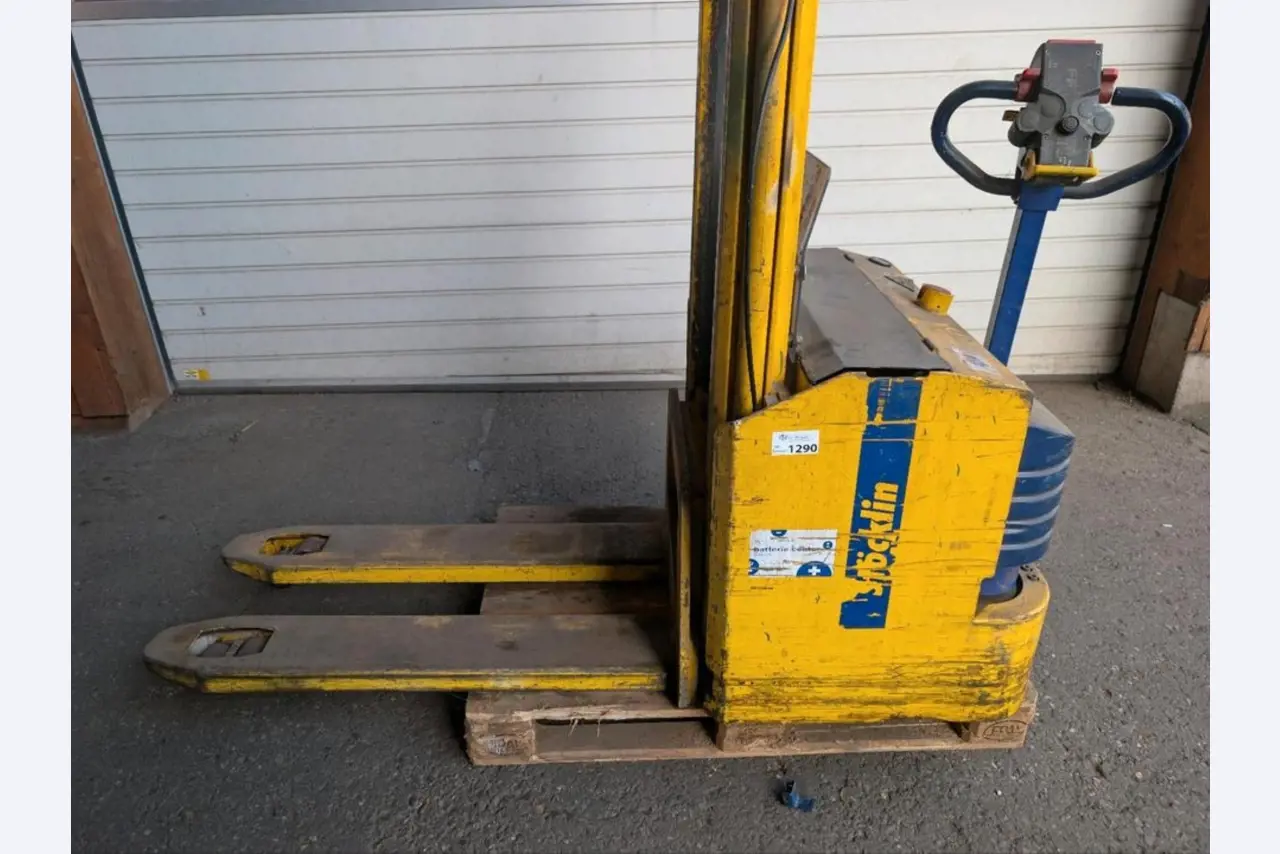 div. Hoch- und Niederhubwagen aus einem Lagerbestand-2