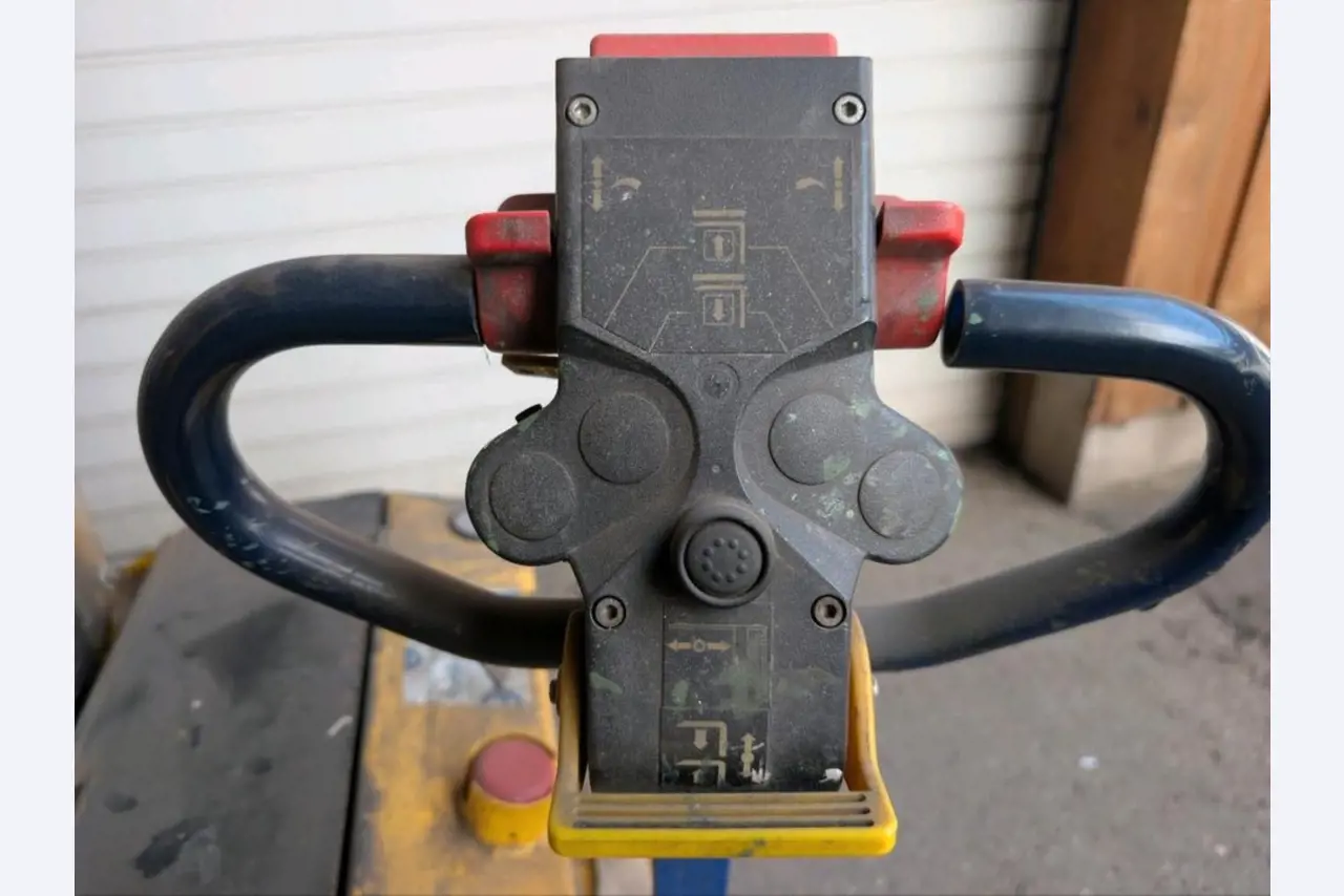 div. Hoch- und Niederhubwagen aus einem Lagerbestand-3