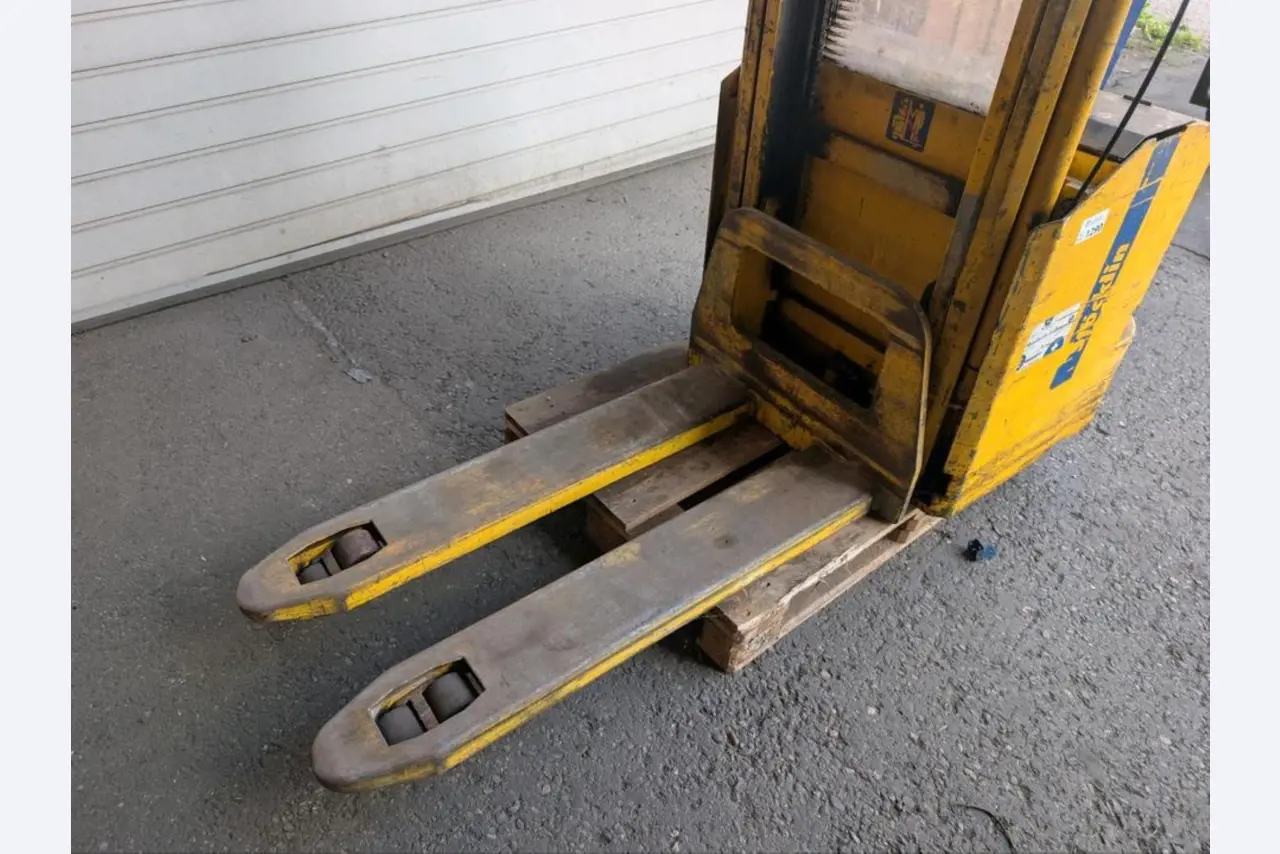 div. Hoch- und Niederhubwagen aus einem Lagerbestand-6