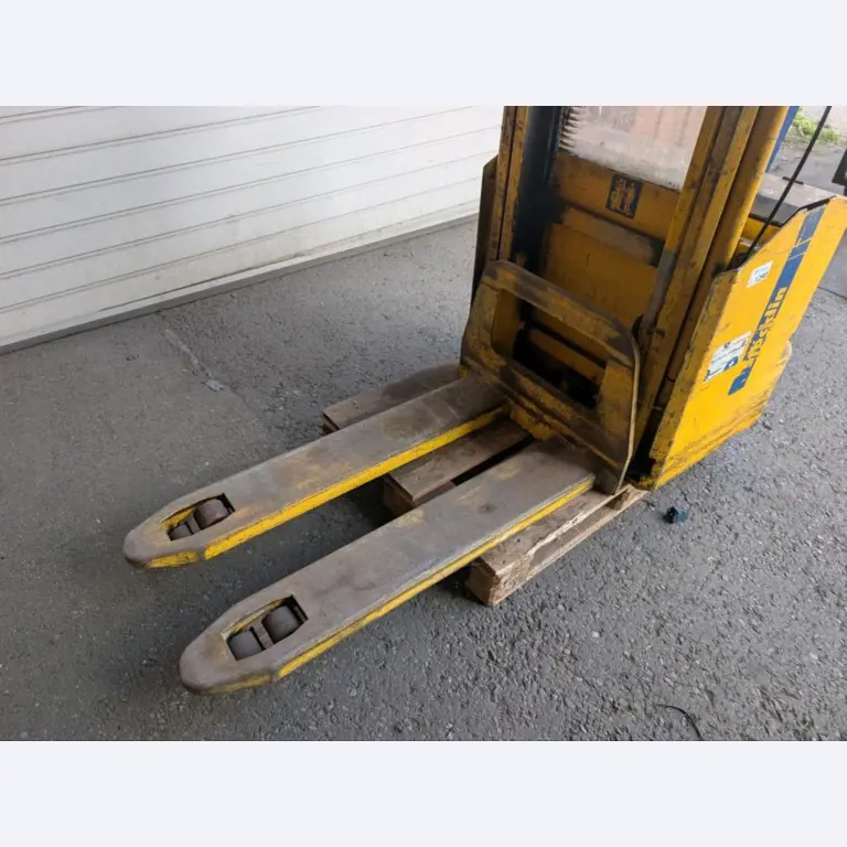 div. Hoch- und Niederhubwagen aus einem Lagerbestand-6