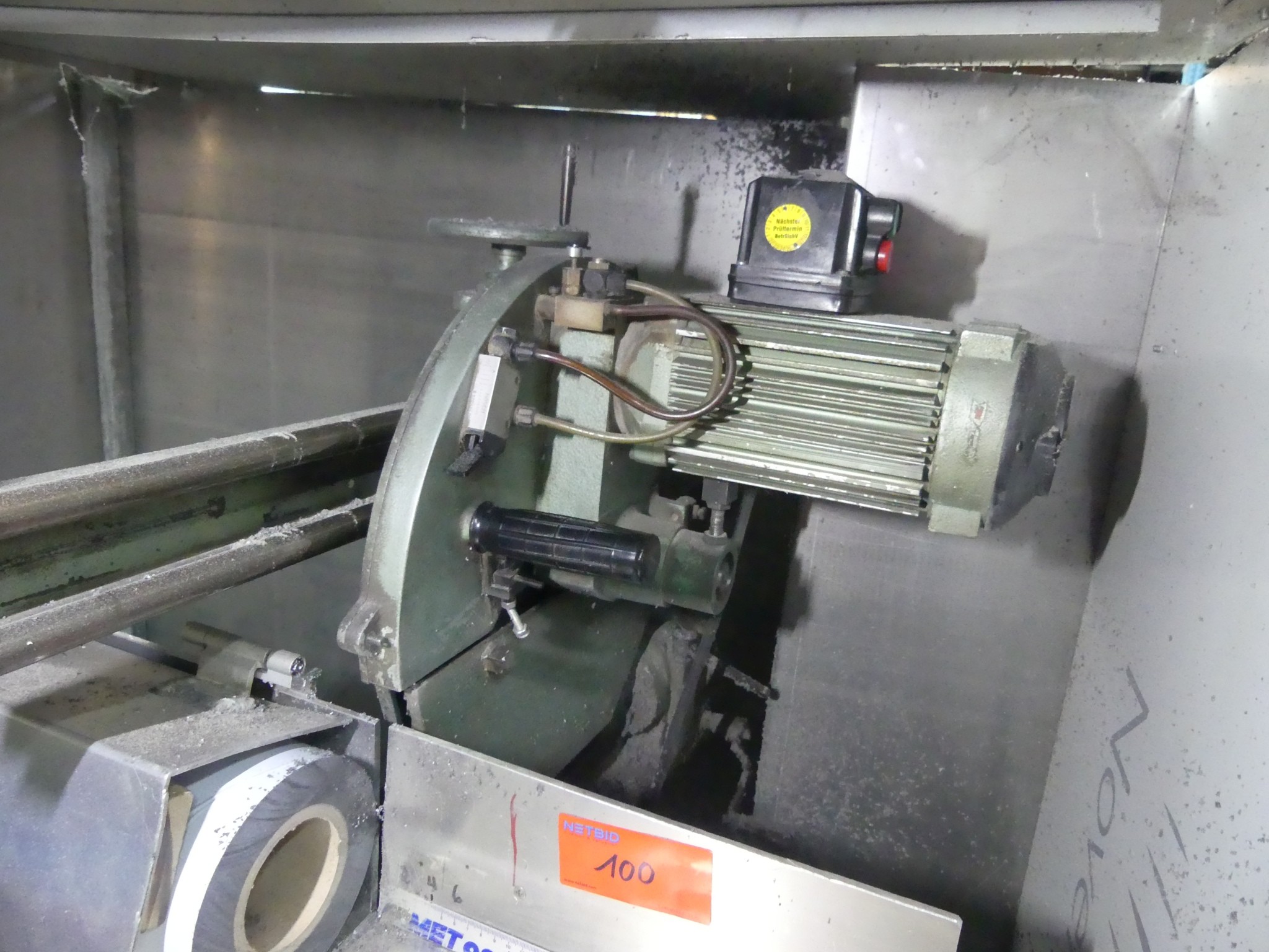 Equipamento de oficina e acessórios de uma antiga empresa de construção metálica-2