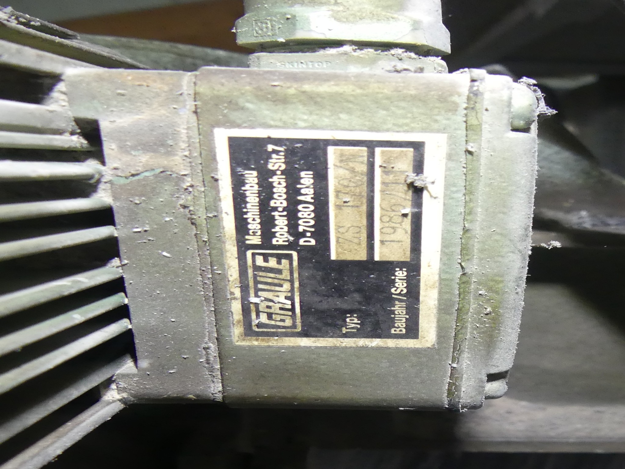 Equipamento de oficina e acessórios de uma antiga empresa de construção metálica-3