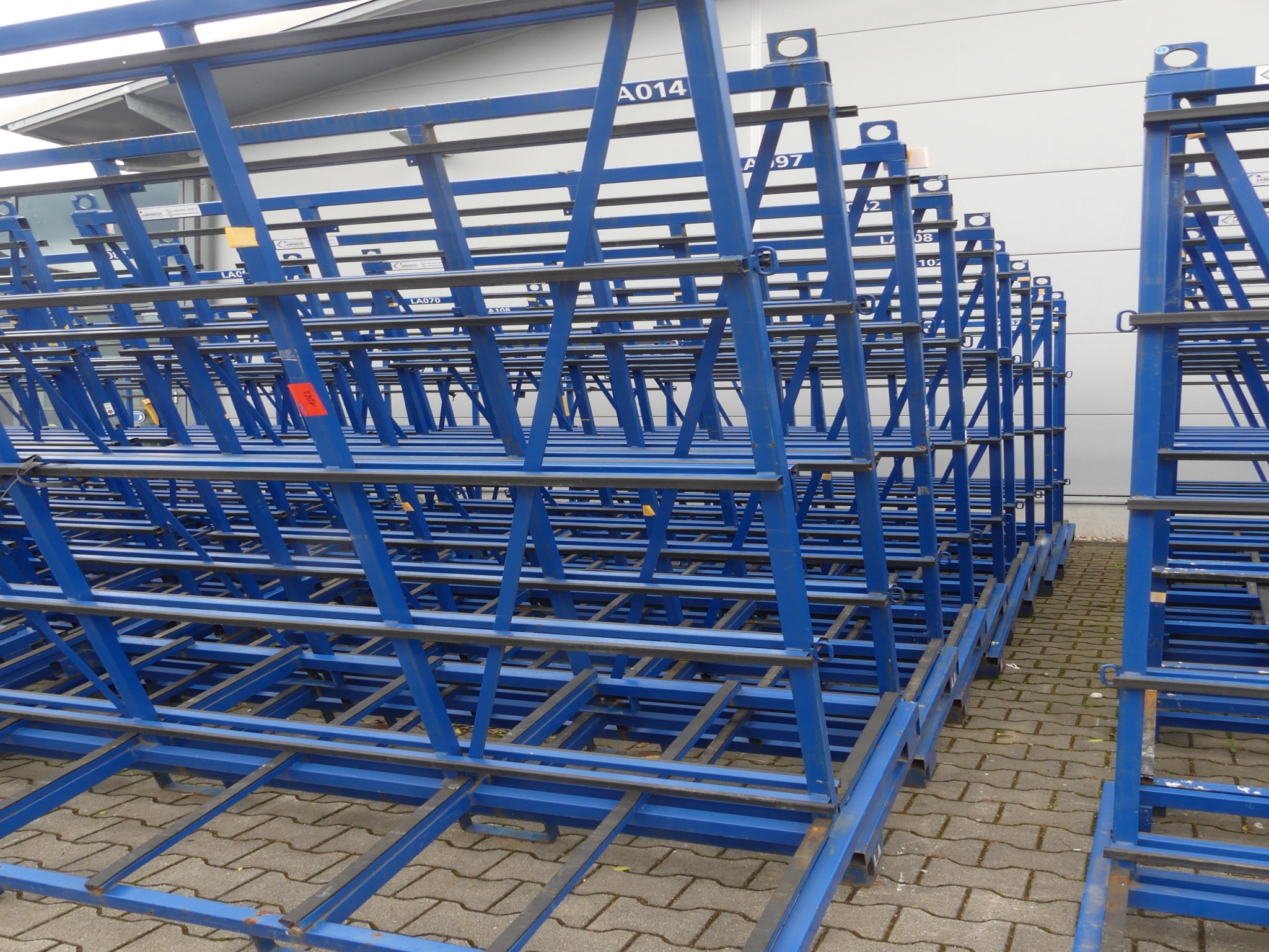 Sprzęt warsztatowy i akcesoria z byłej firmy zajmującej się konstrukcjami metalowymi-2