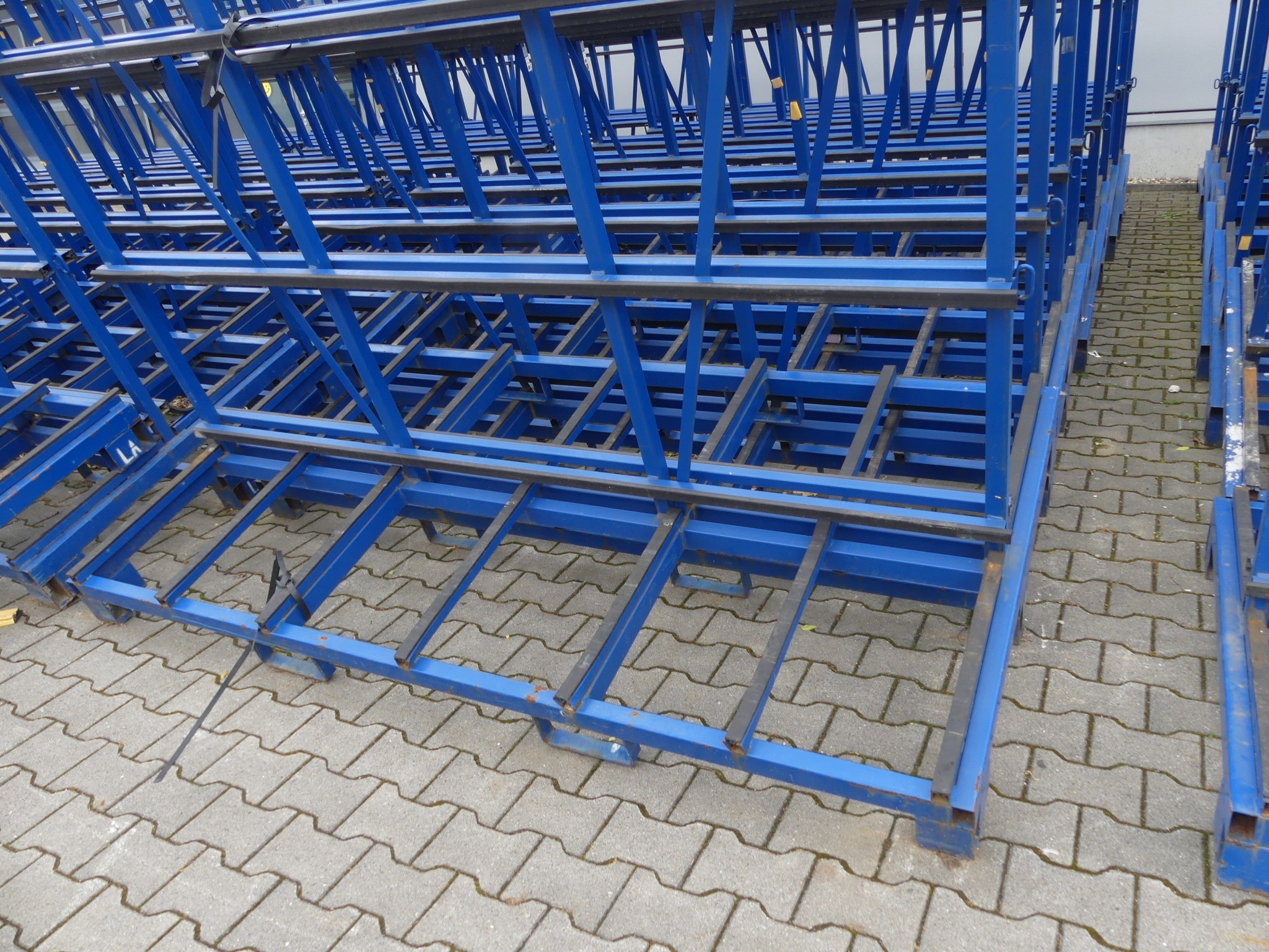 Sprzęt warsztatowy i akcesoria z byłej firmy zajmującej się konstrukcjami metalowymi-3