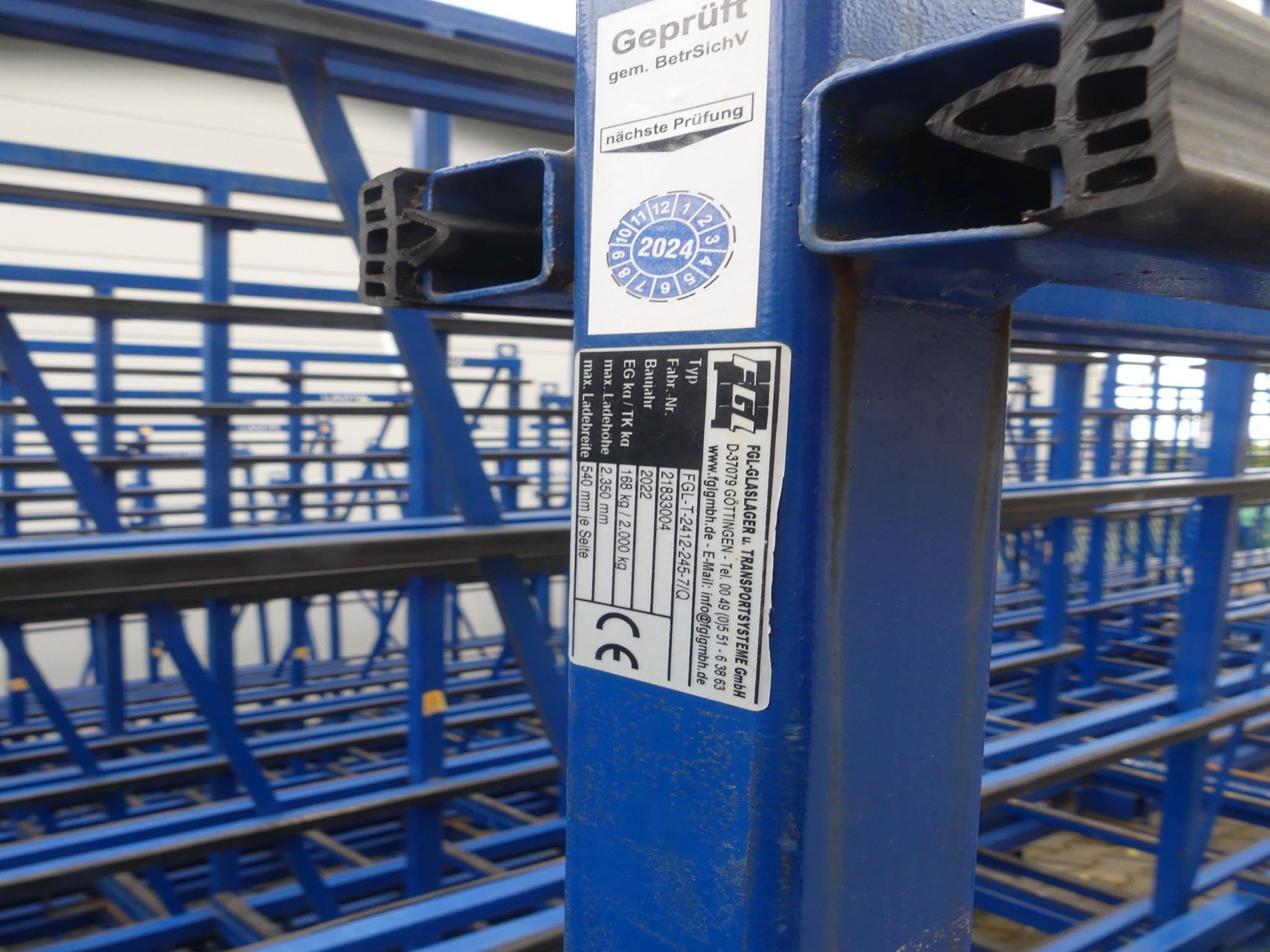 Sprzęt warsztatowy i akcesoria z byłej firmy zajmującej się konstrukcjami metalowymi-4