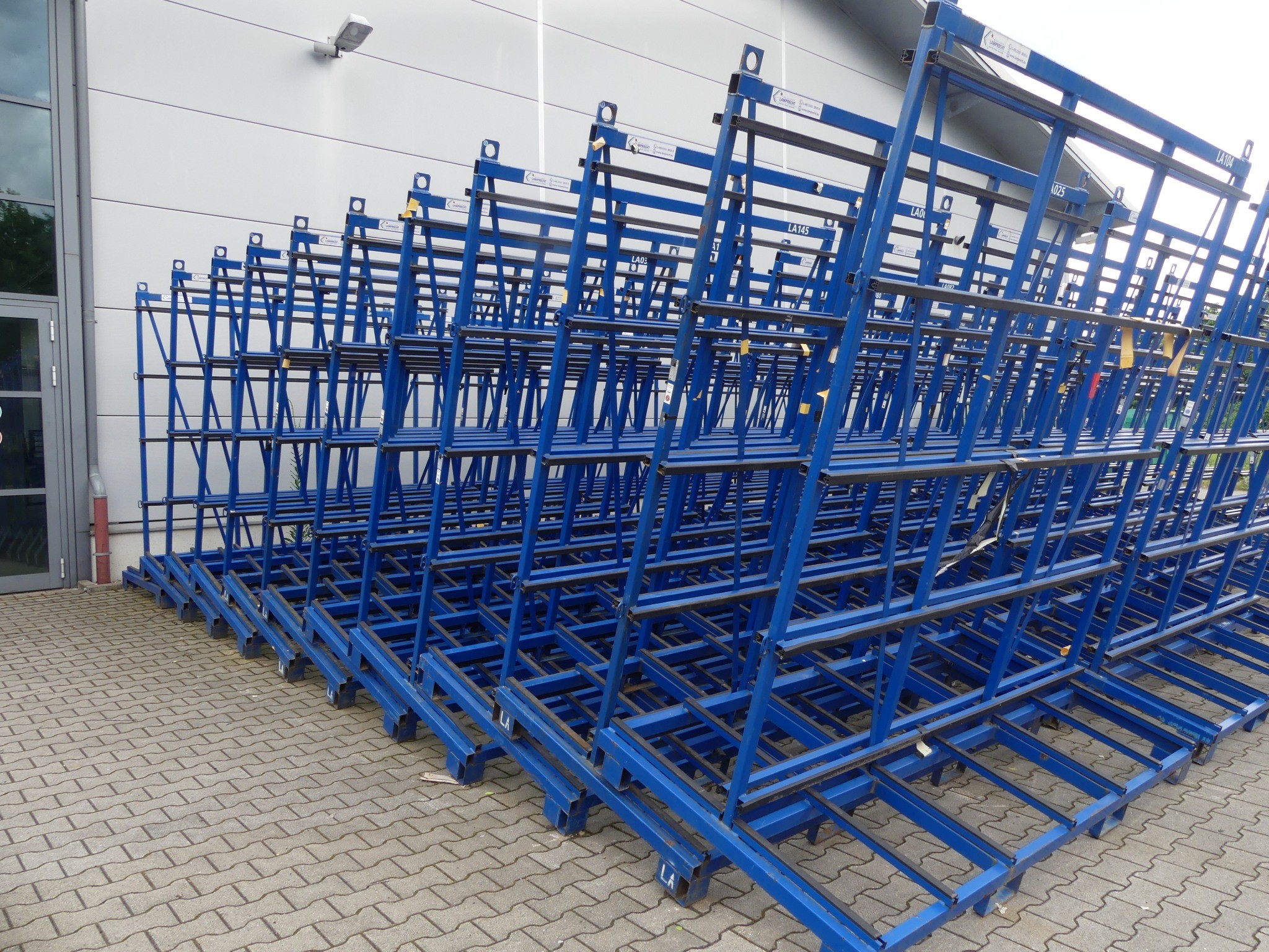 Sprzęt warsztatowy i akcesoria z byłej firmy zajmującej się konstrukcjami metalowymi-2