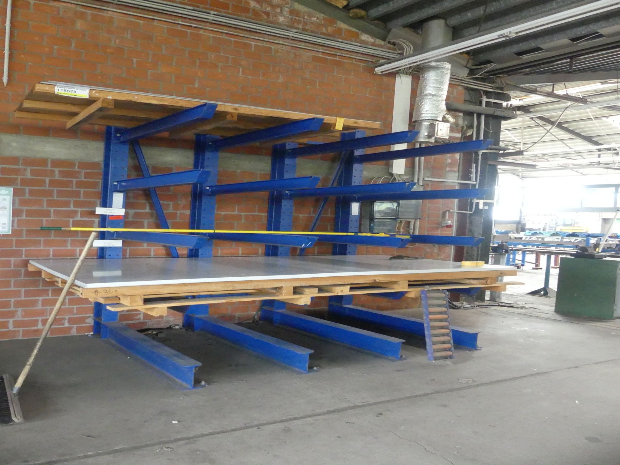 Sprzęt warsztatowy i akcesoria z byłej firmy zajmującej się konstrukcjami metalowymi-1