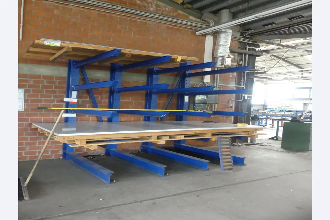 Sprzęt warsztatowy i akcesoria z byłej firmy zajmującej się konstrukcjami metalowymi-1