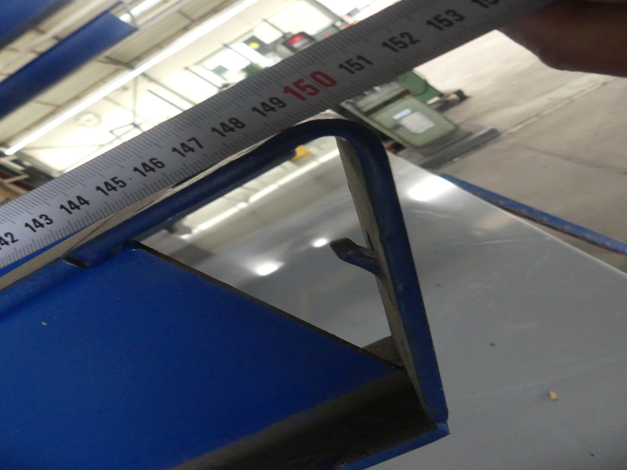 Sprzęt warsztatowy i akcesoria z byłej firmy zajmującej się konstrukcjami metalowymi-2