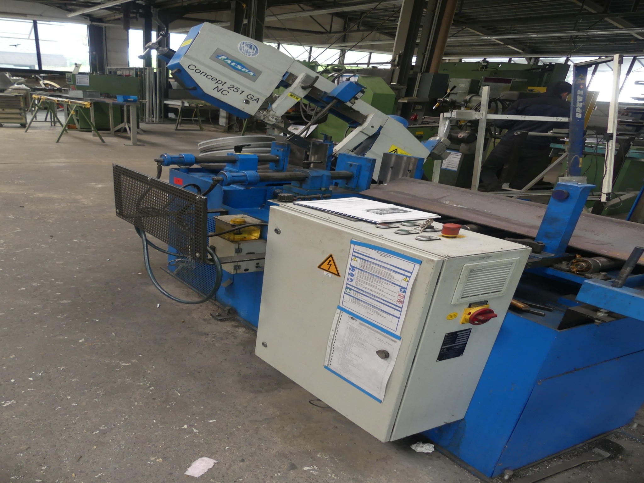 Sprzęt warsztatowy i akcesoria z byłej firmy zajmującej się konstrukcjami metalowymi-9