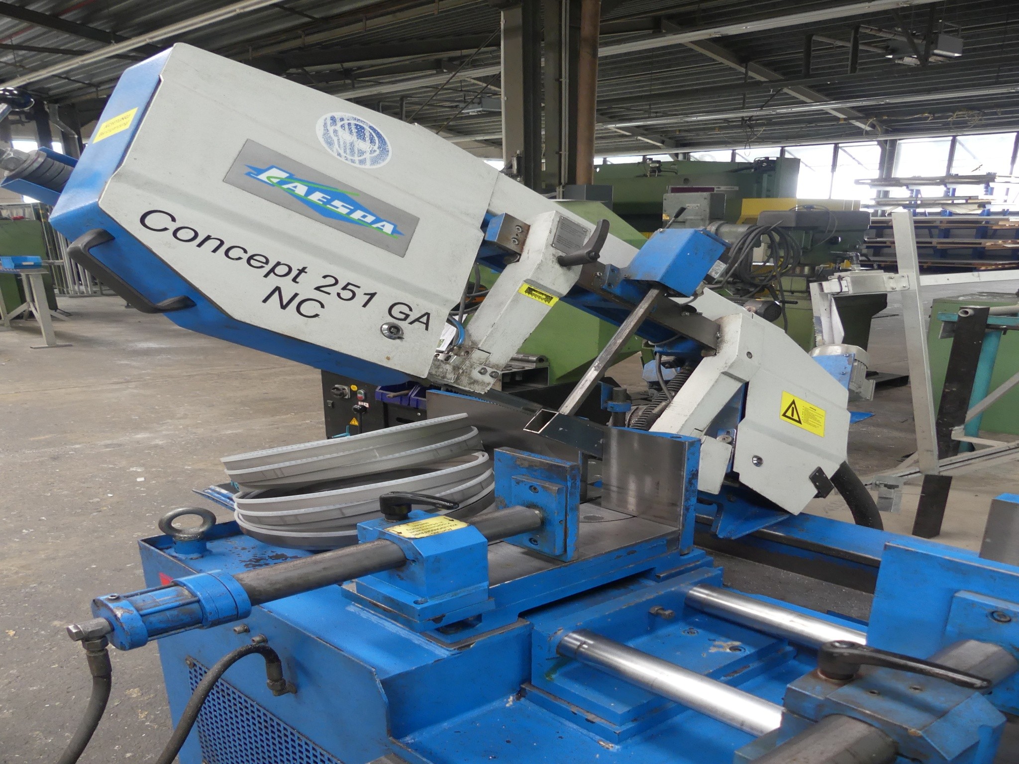 Sprzęt warsztatowy i akcesoria z byłej firmy zajmującej się konstrukcjami metalowymi-3