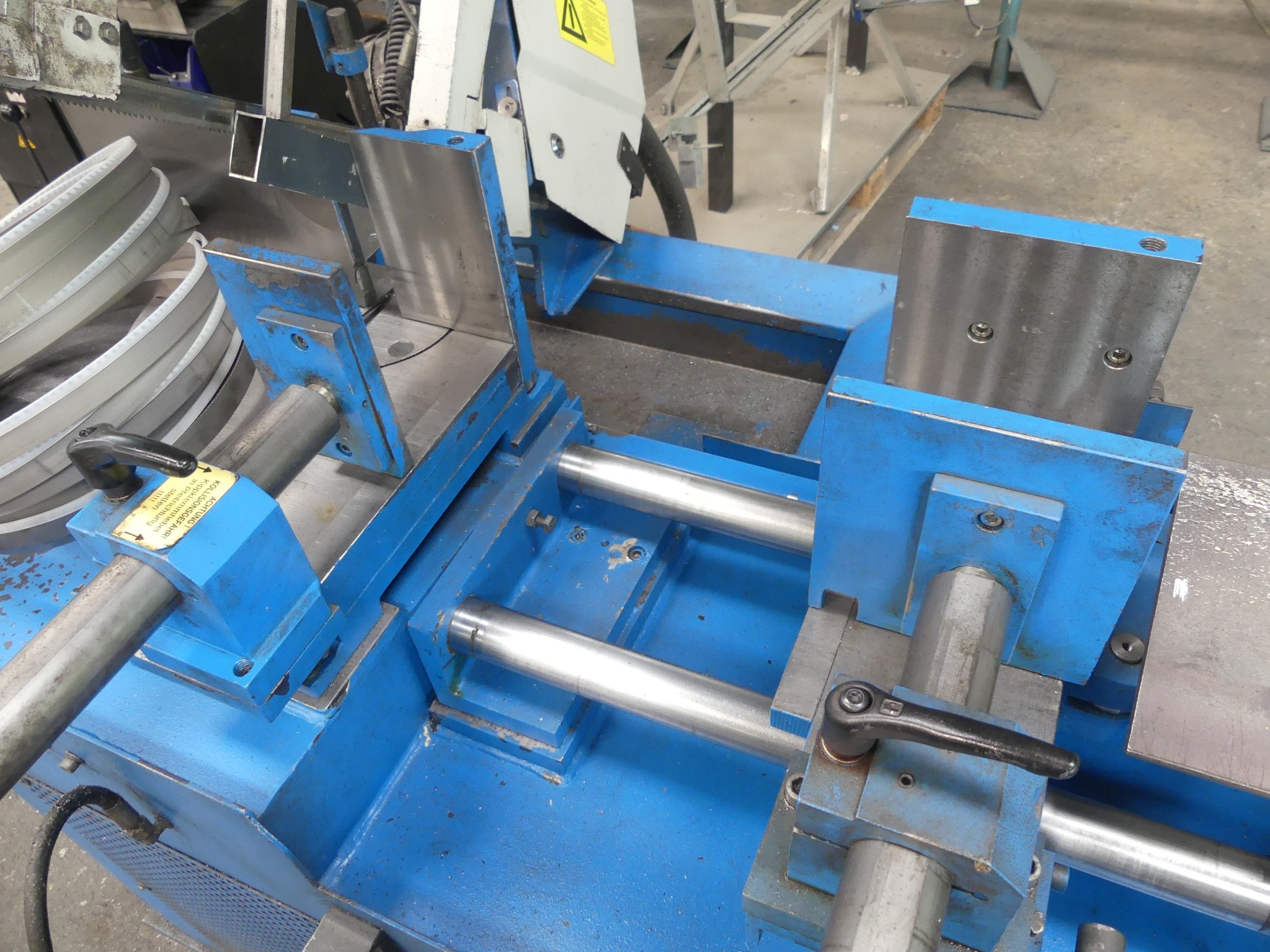 Sprzęt warsztatowy i akcesoria z byłej firmy zajmującej się konstrukcjami metalowymi-4