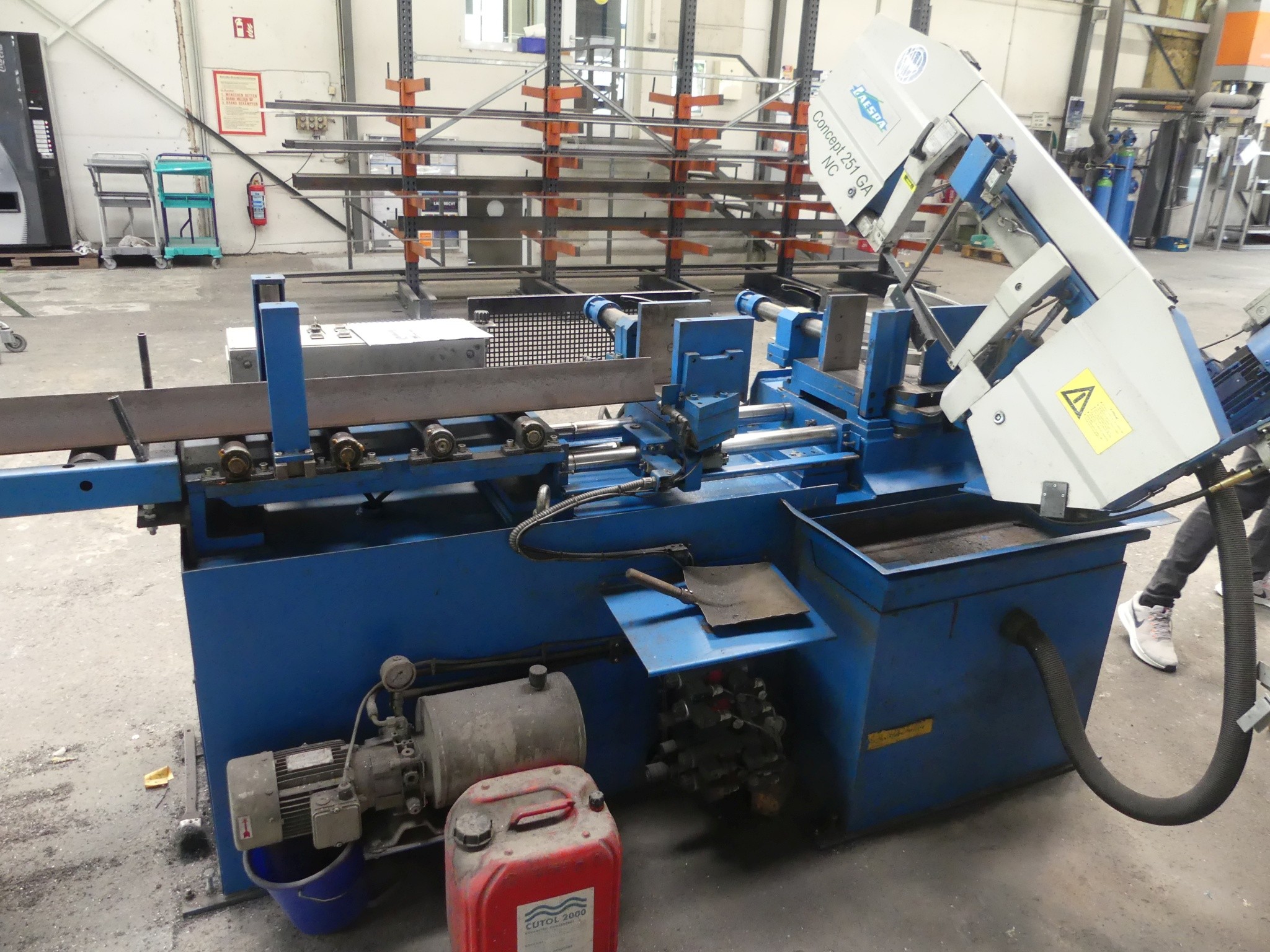 Sprzęt warsztatowy i akcesoria z byłej firmy zajmującej się konstrukcjami metalowymi-7