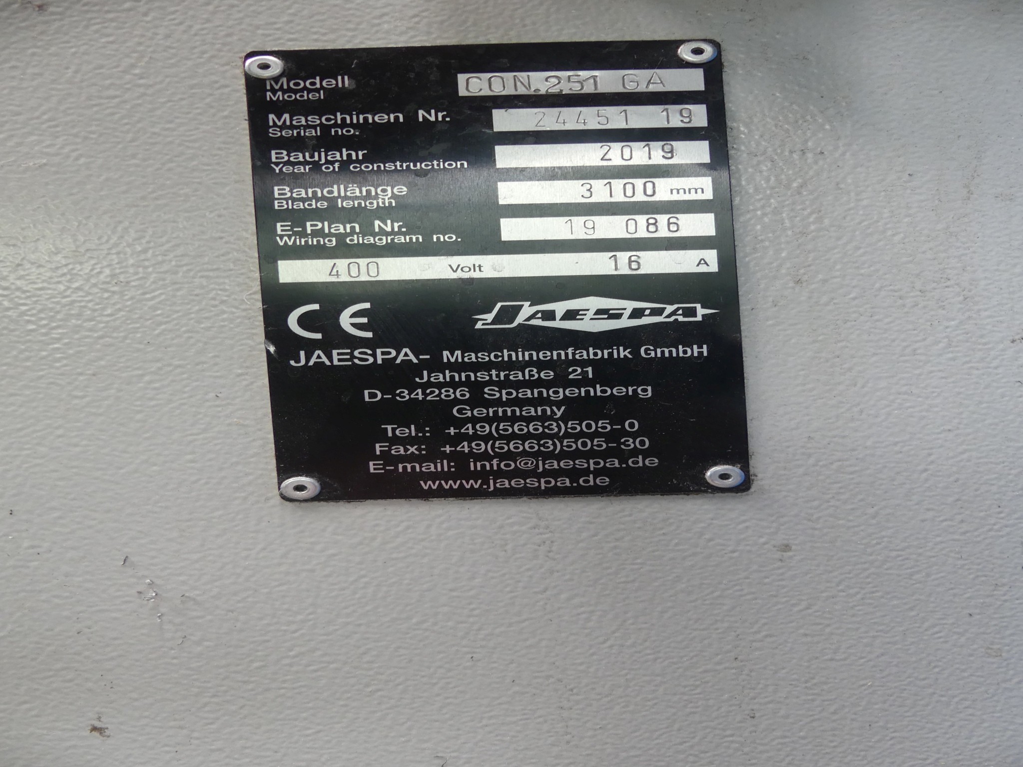 Sprzęt warsztatowy i akcesoria z byłej firmy zajmującej się konstrukcjami metalowymi-8