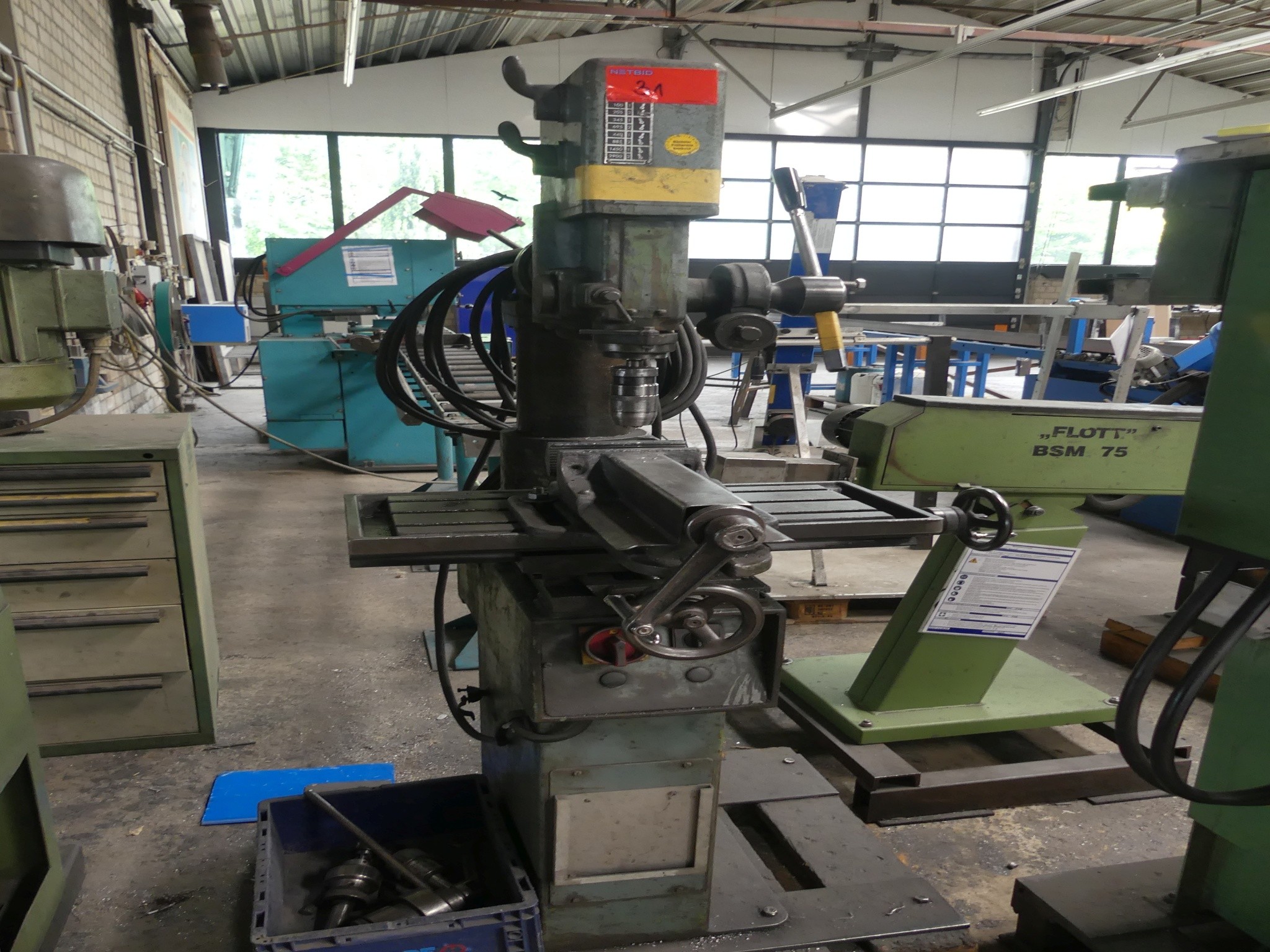 Sprzęt warsztatowy i akcesoria z byłej firmy zajmującej się konstrukcjami metalowymi-1