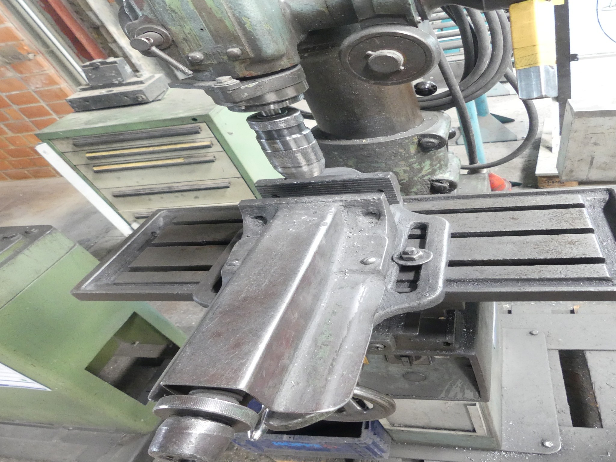 Sprzęt warsztatowy i akcesoria z byłej firmy zajmującej się konstrukcjami metalowymi-2