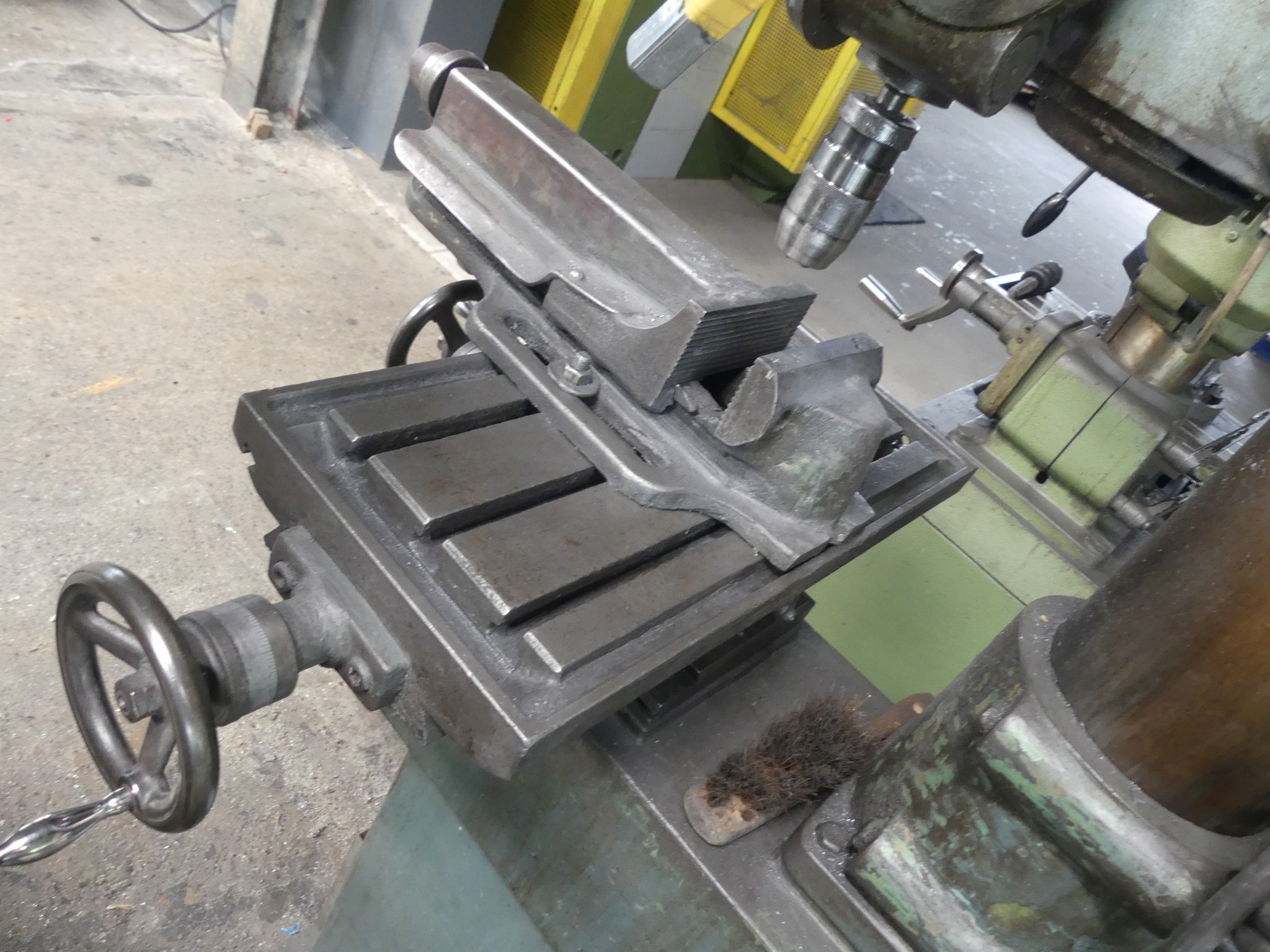 Sprzęt warsztatowy i akcesoria z byłej firmy zajmującej się konstrukcjami metalowymi-4