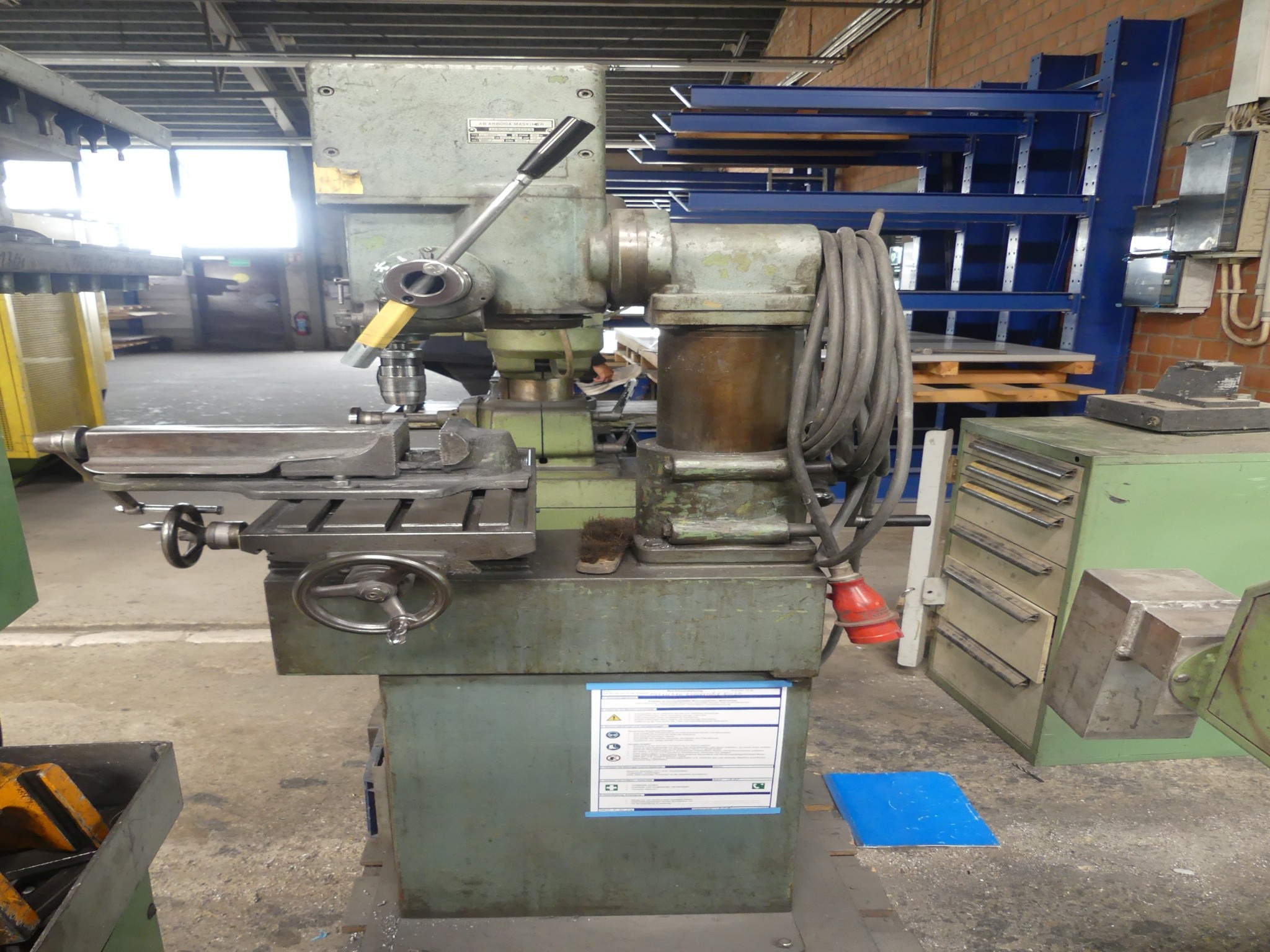 Sprzęt warsztatowy i akcesoria z byłej firmy zajmującej się konstrukcjami metalowymi-5