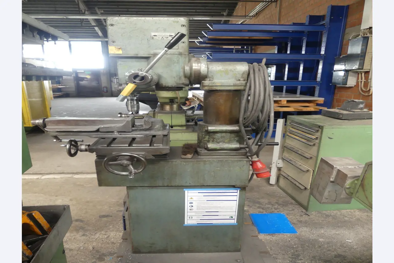 Sprzęt warsztatowy i akcesoria z byłej firmy zajmującej się konstrukcjami metalowymi-5