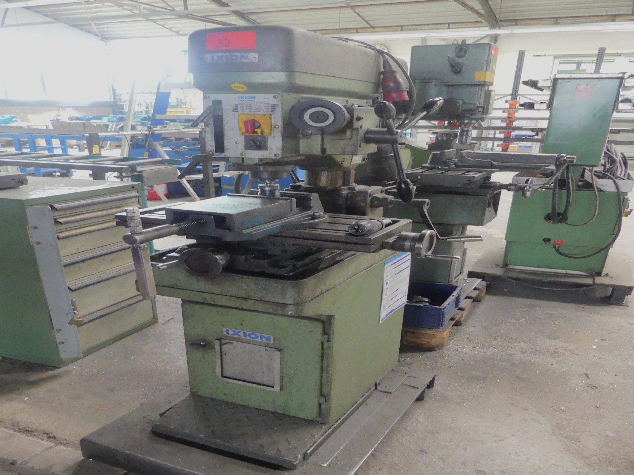 Sprzęt warsztatowy i akcesoria z byłej firmy zajmującej się konstrukcjami metalowymi-1