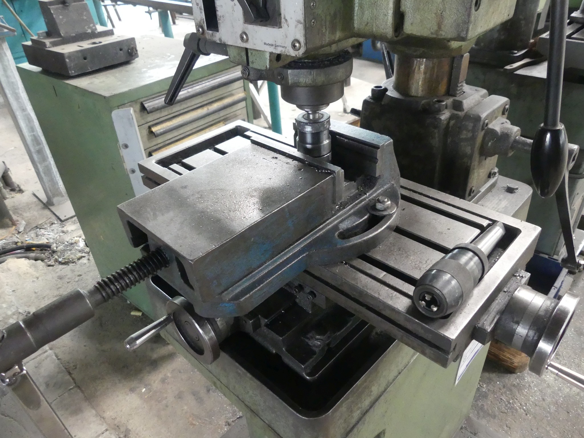 Sprzęt warsztatowy i akcesoria z byłej firmy zajmującej się konstrukcjami metalowymi-2