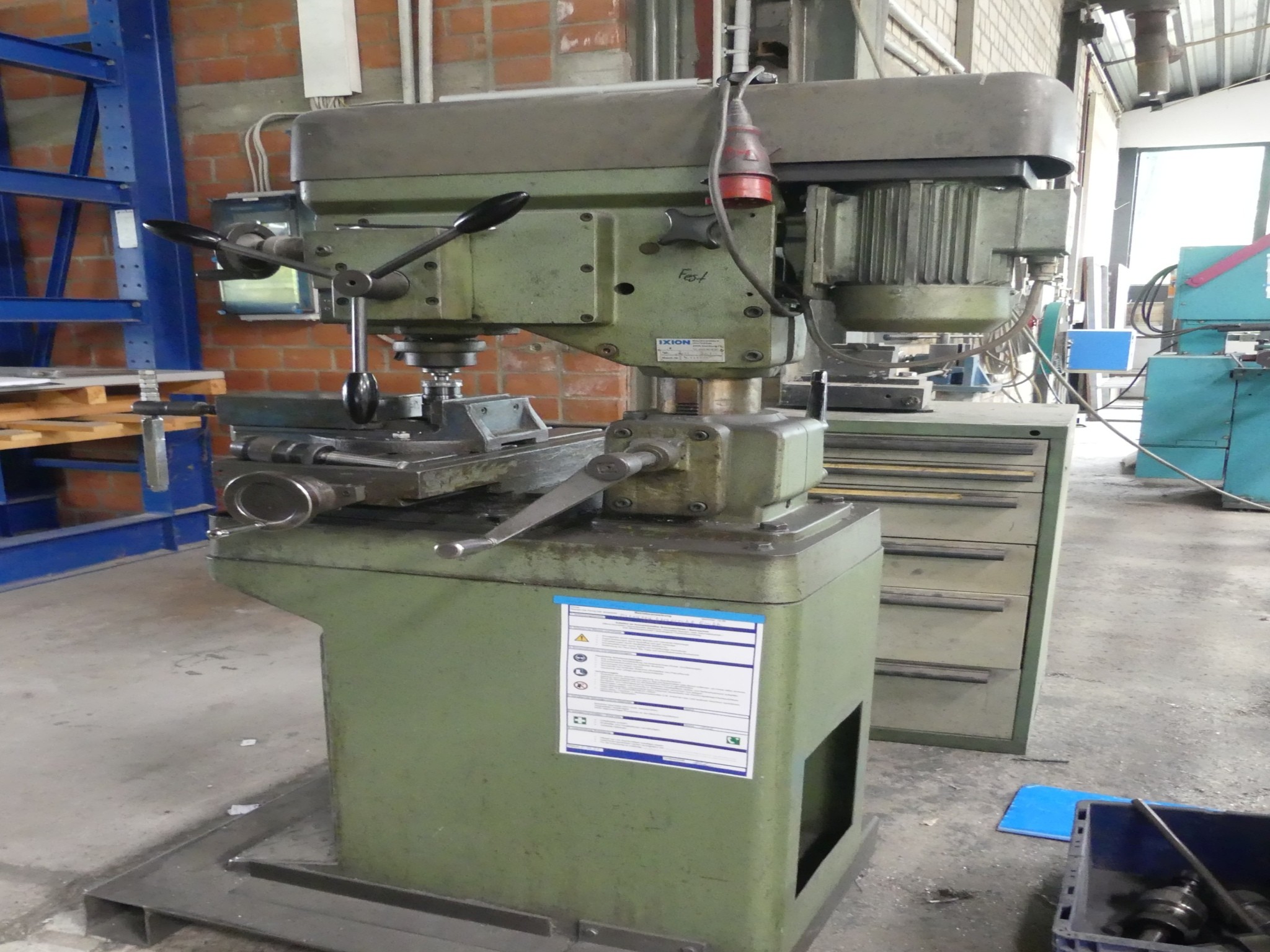 Sprzęt warsztatowy i akcesoria z byłej firmy zajmującej się konstrukcjami metalowymi-4