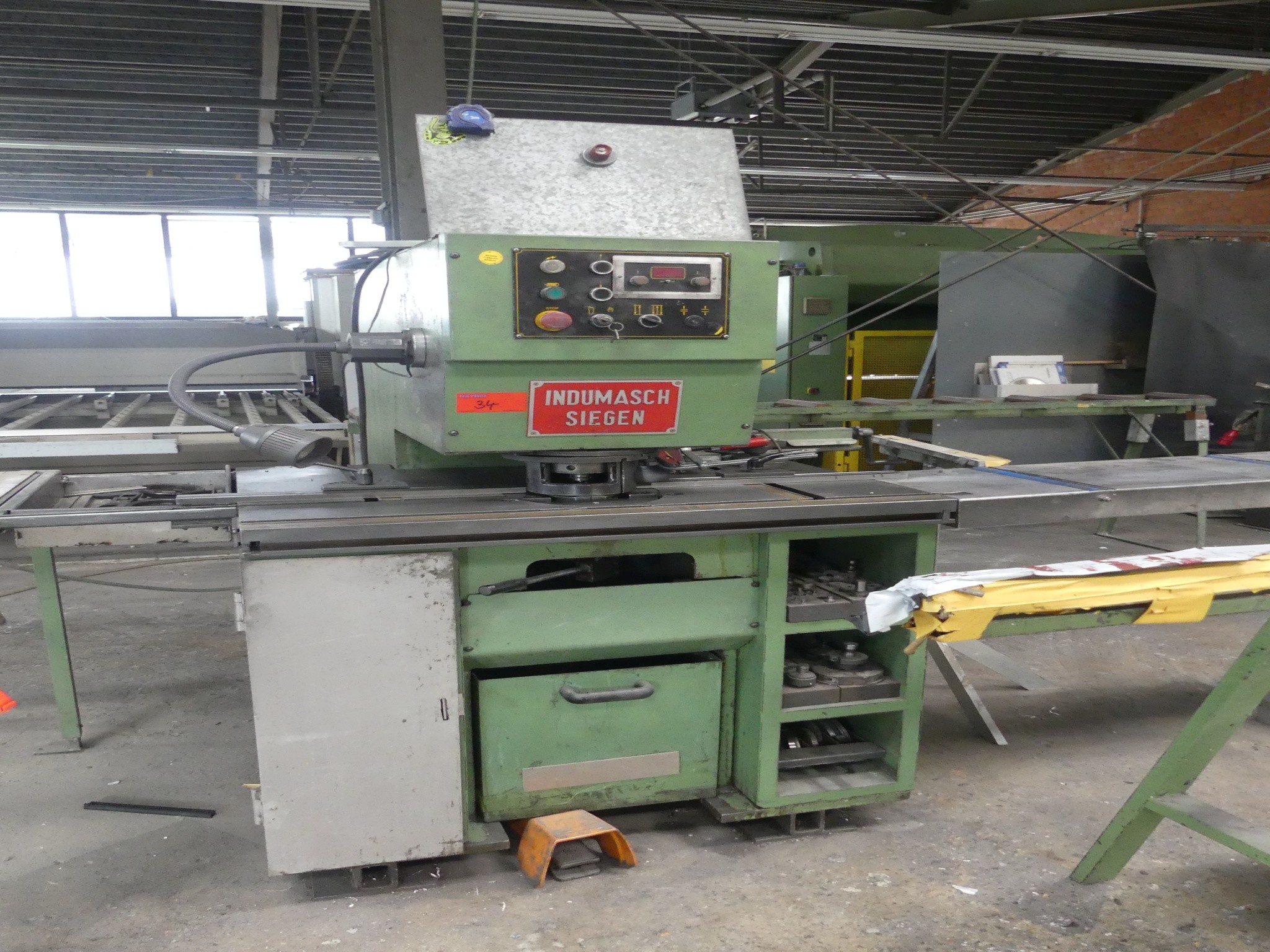 Sprzęt warsztatowy i akcesoria z byłej firmy zajmującej się konstrukcjami metalowymi-1