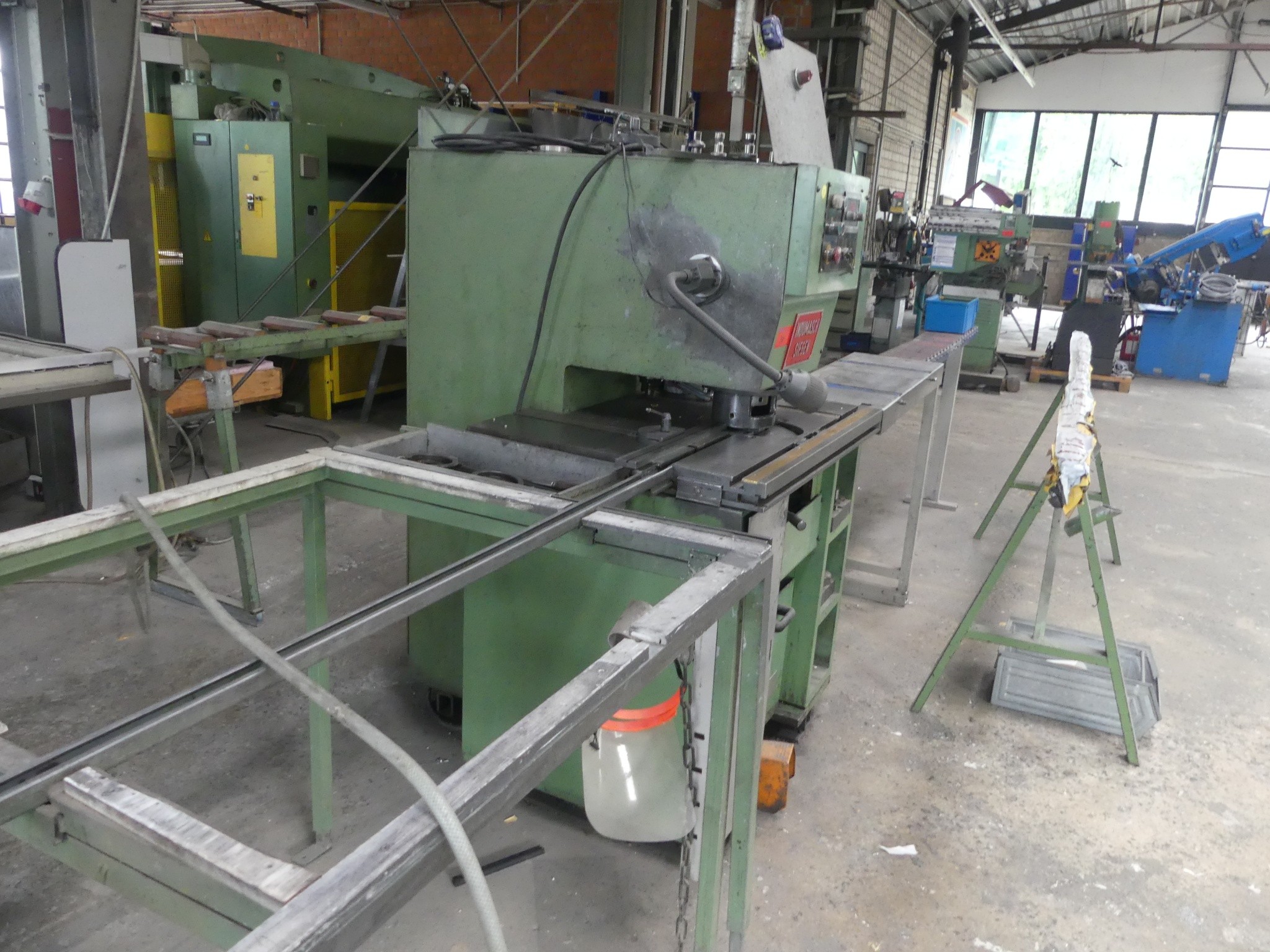 Sprzęt warsztatowy i akcesoria z byłej firmy zajmującej się konstrukcjami metalowymi-4