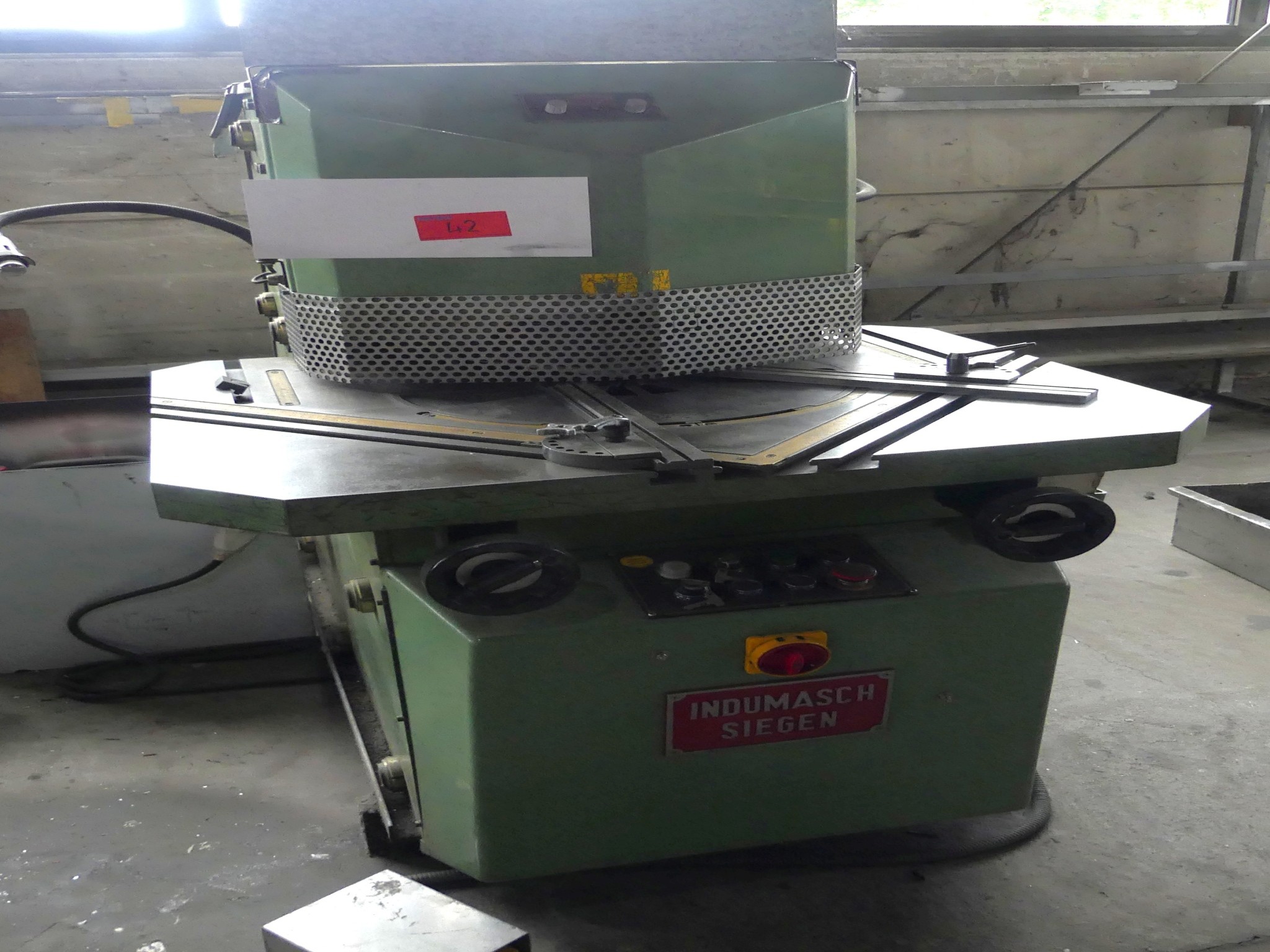 Equipamiento y accesorios de taller de una antigua empresa de construcciones metálicas-1